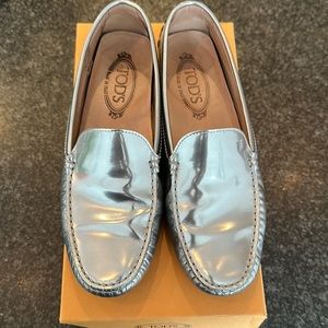 Tod’s driving loafer in pewter patent leather